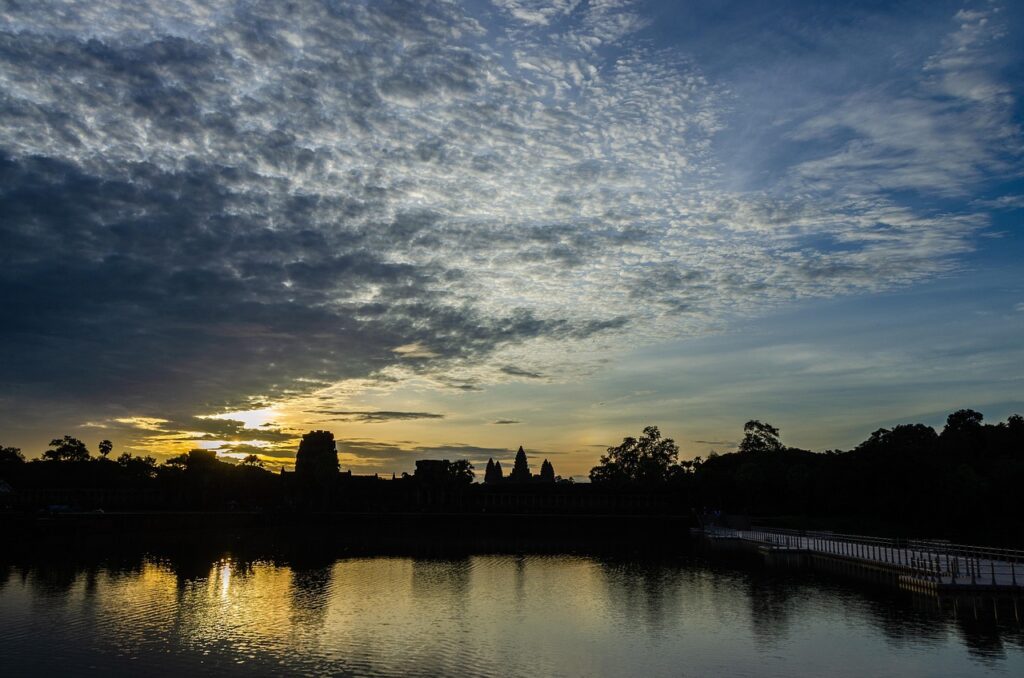 Kamboçya'da Angkor Wat tapınağının gün doğumunda yansıyan görünümü