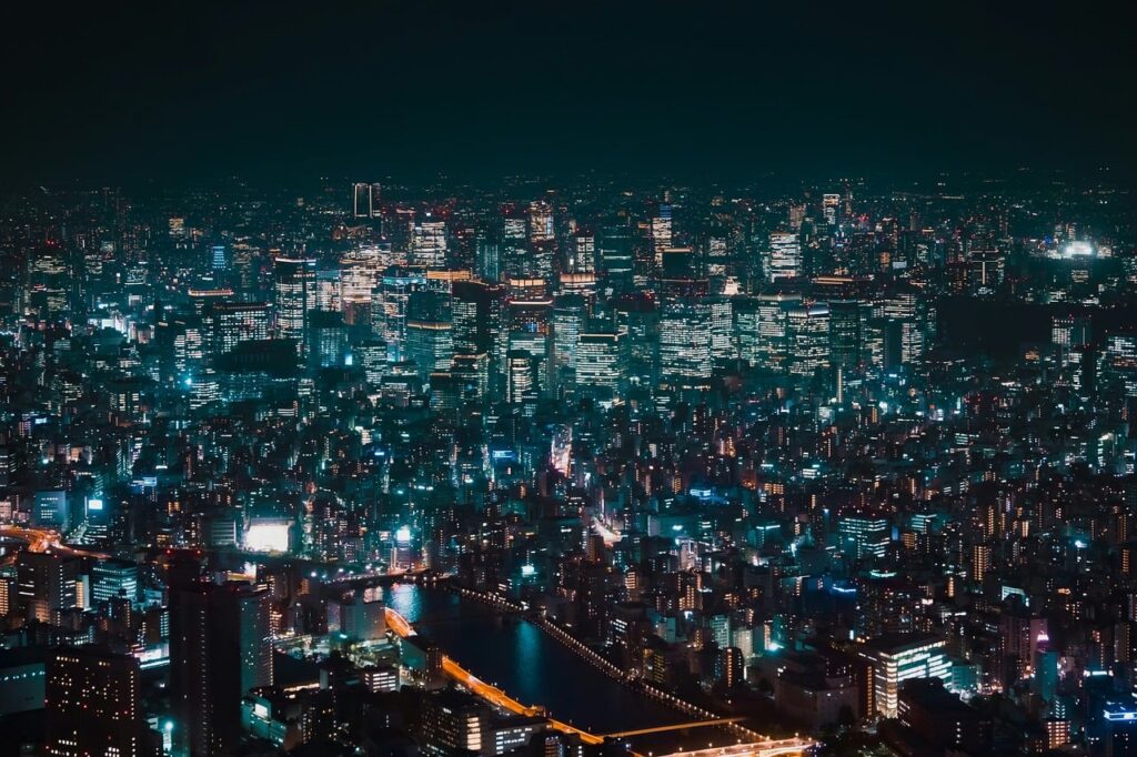 Gece aydınlanmış Tokyo sokakları