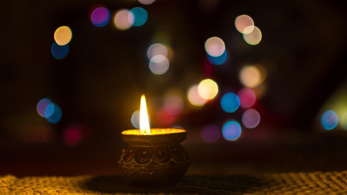 Diwali kutlamasında ışıklarla aydınlatılmış geleneksel bir Hint sokağı