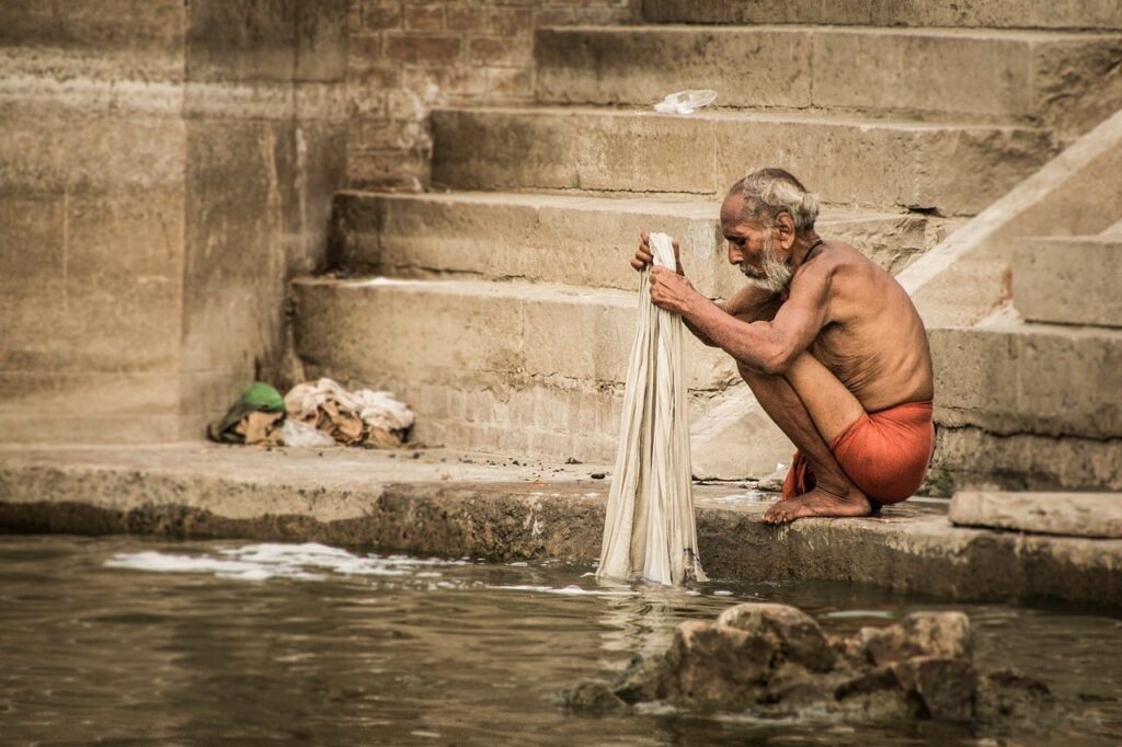 Varanasi'de Ganj nehri kıyısında yakılan kandiller