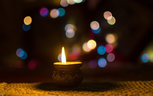 Diwali kutlamasında ışıklarla aydınlatılmış geleneksel bir Hint sokağı