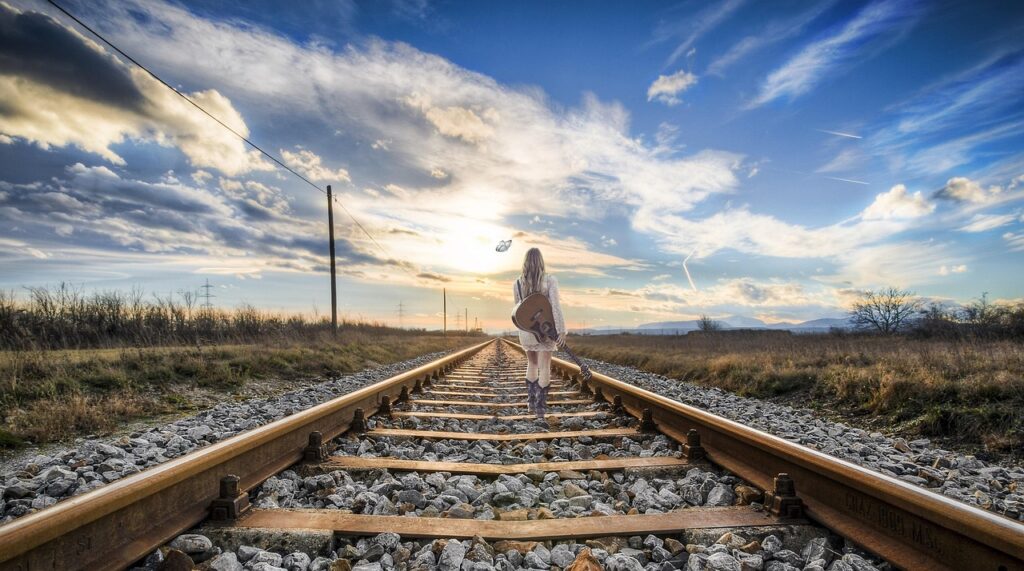 Vietnam kıyı hattında deniz manzarası eşliğinde ilerleyen tren