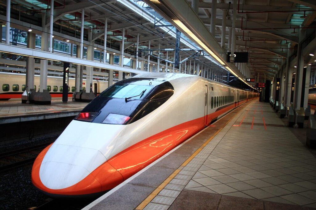 Tayvan'da yüksek hızlı tren peronda bekliyor