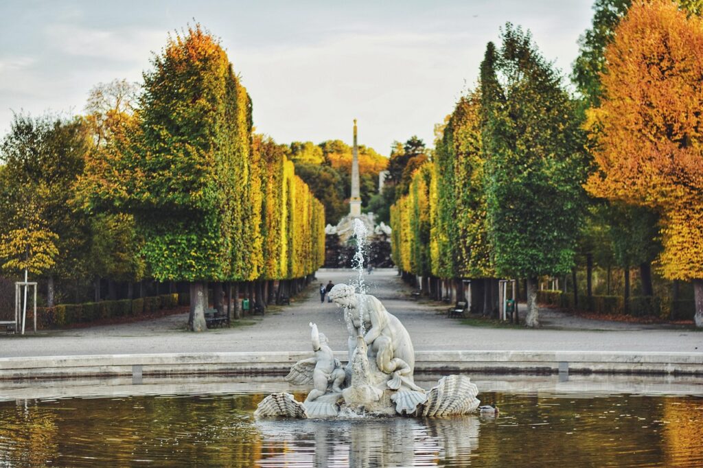 Viyana Schönbrunn Sarayı bahçelerinde gezinen bir aile