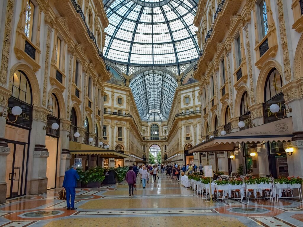 Milano'daki Galleria Vittorio Emanuele II'nin cam kubbesi ve kemerleri