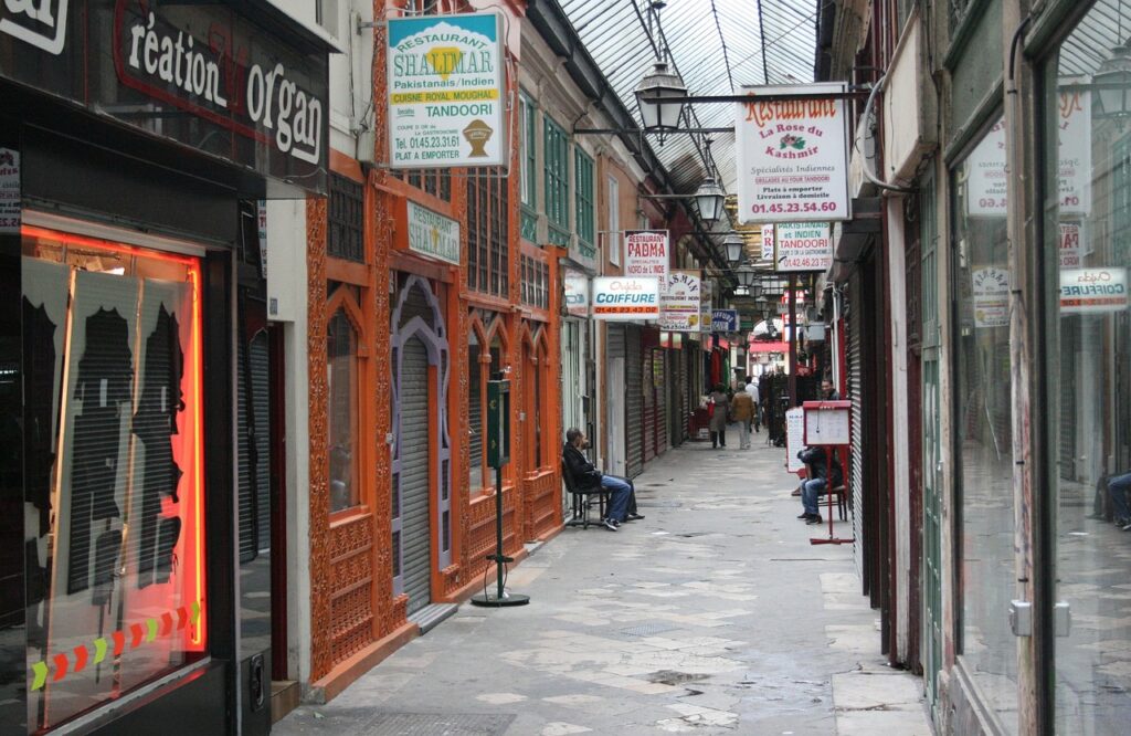 Paris'te dar ve uzun bir pasajda sıralanan küçük dükkânlar