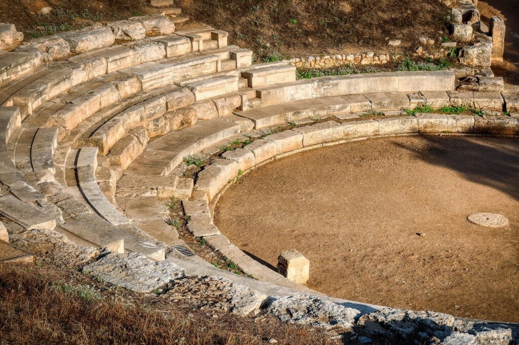 Taştan yapılmış basamaklı antik tiyatro sıraları