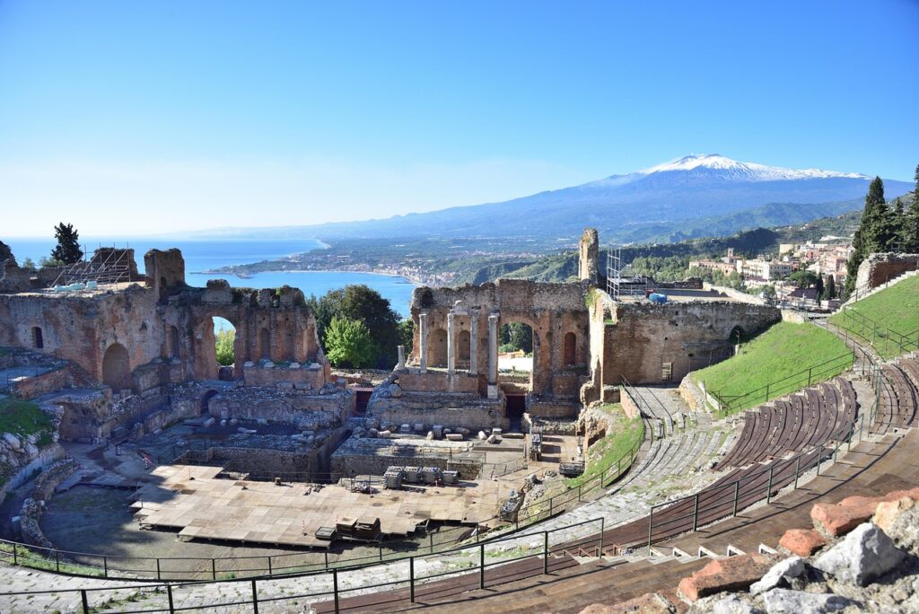 Taormina antik tiyatrosundan Etna Dağı manzarası