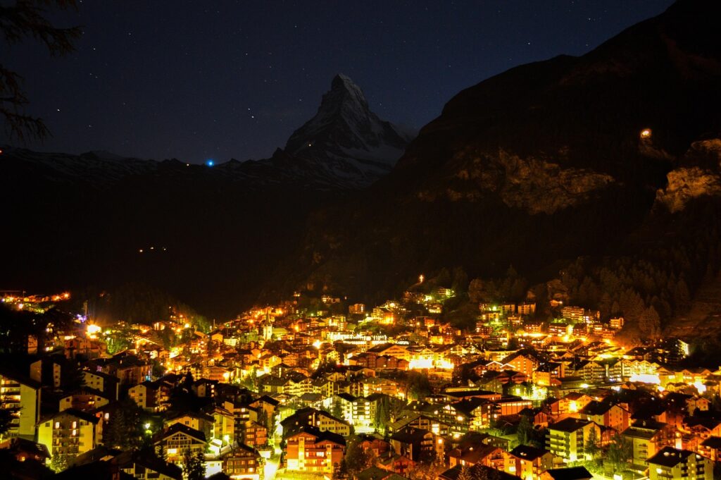 Matterhorn zirvesinin arka planında Zermatt köyünün görünümü