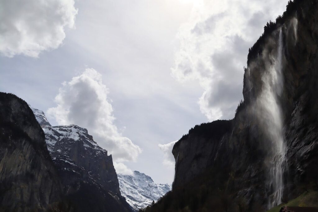 Lauterbrunnen vadisinde dik kayalıklardan dökülen şelale