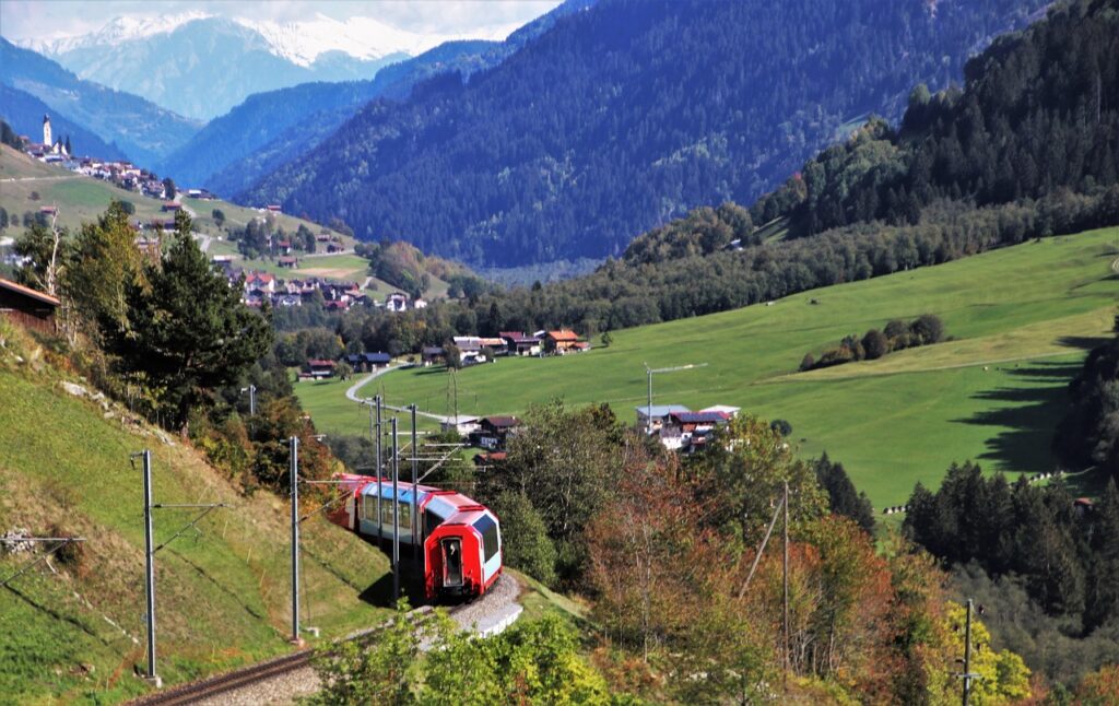 Dağ treni ile ulaşılan Alp köyü manzarası