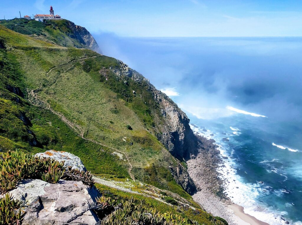 Atlantik kıyısında kayalıkların üzerinde duran Cabo da Roca deniz feneri
