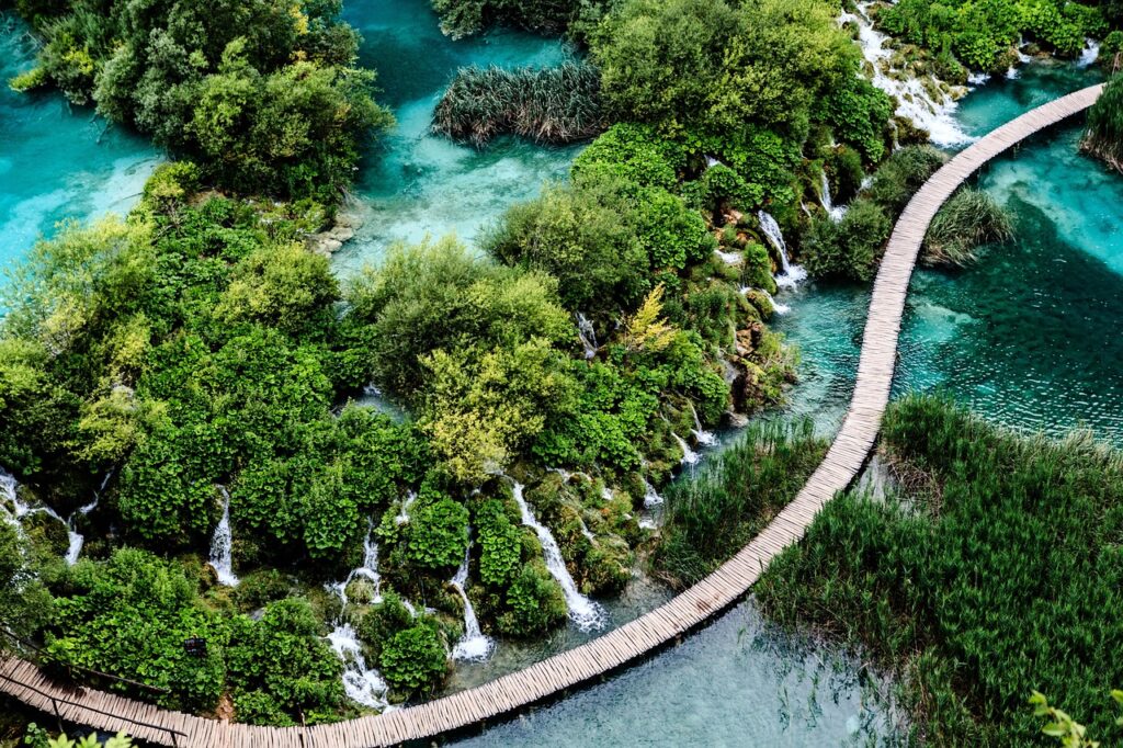 Plitvice Gölleri Milli Parkı'nda turkuaz göller ve şelaleler