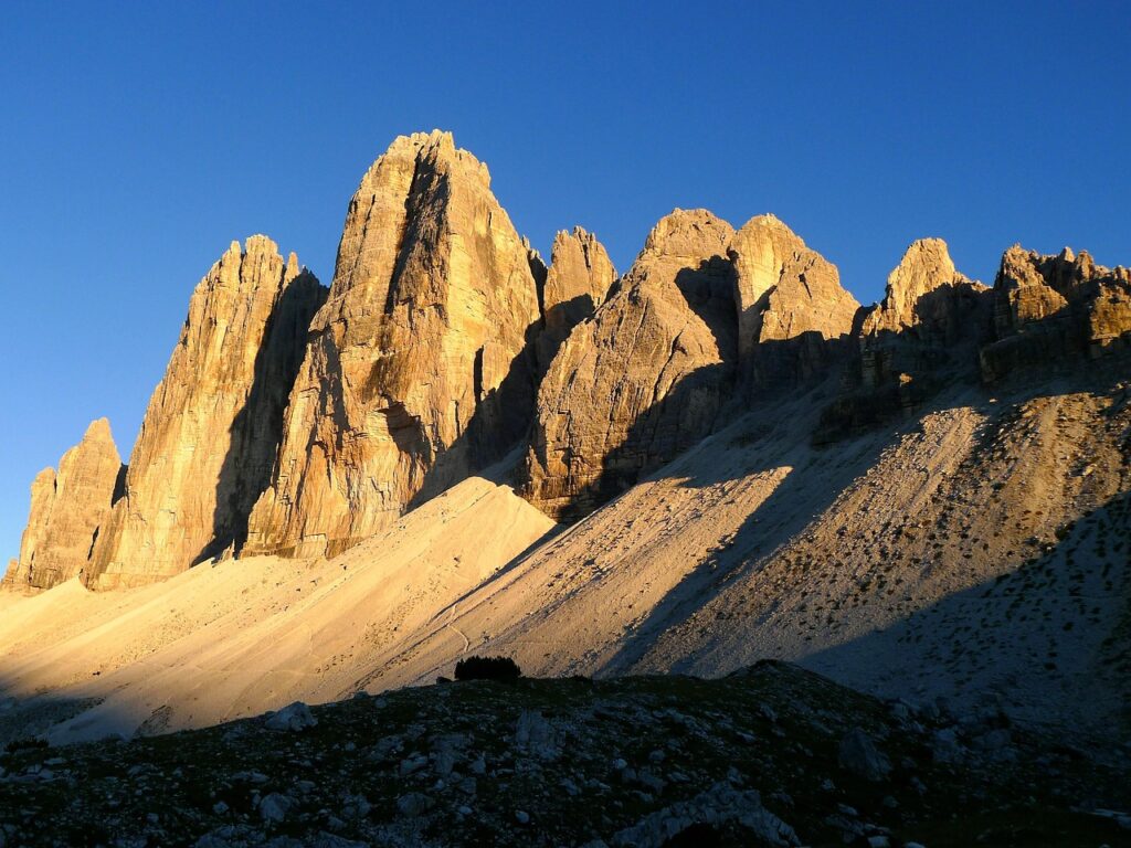Dolomitler'de sabah güneşiyle aydınlanan yürüyüş patikası