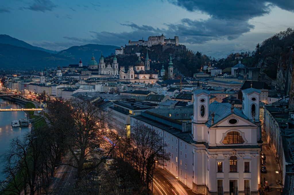 Salzburg tarihi merkezinde kilise kulesi ve çatılar