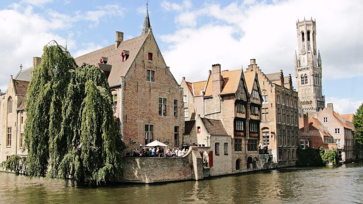 Brugge'de kanal kıyısında sıralanan renkli cepheli evler ve köprü