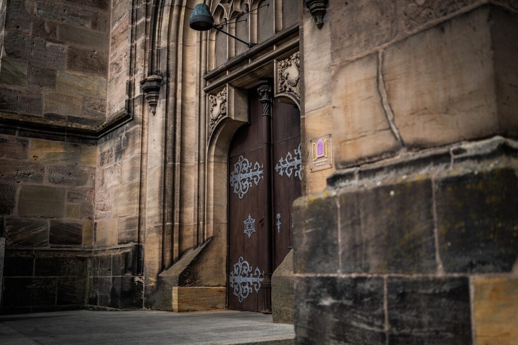 Katedral girişinde omuzlarını şalle örten bir ziyaretçi