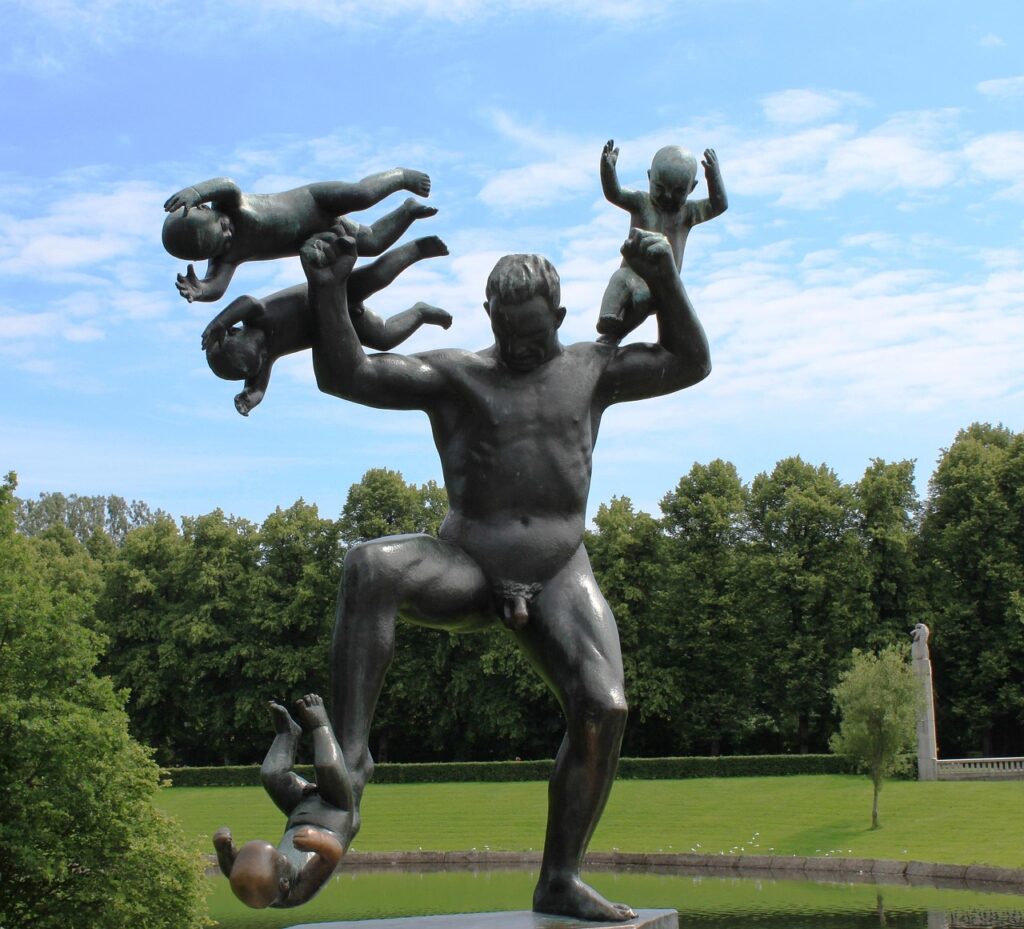 Oslo'daki Vigeland Parkı'nda bronz insan figürleri ve yürüyüş yolu