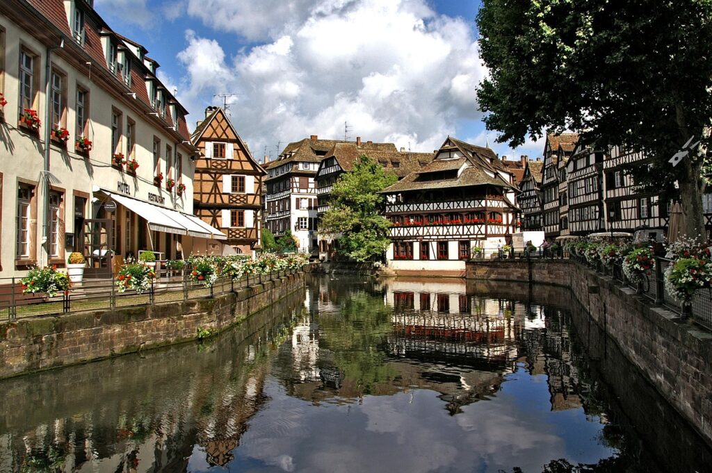 Strazburg'un Petite France semtinde ahşap çerçeveli evler ve kanal kenarı