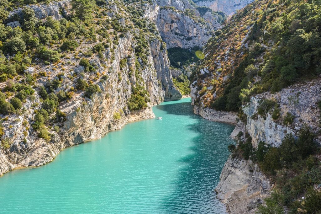 Verdon Kanyonu'nda kayalıkların arasındaki turkuaz renkli göl