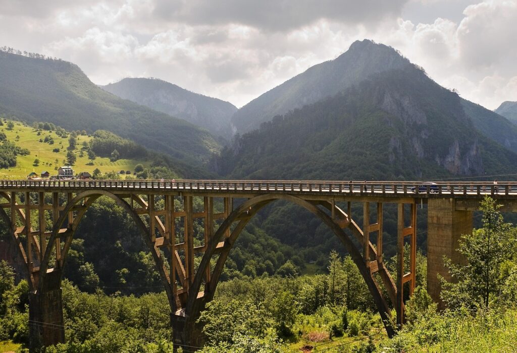Karadağ'da Tara Nehri ve yüksek kanyon duvarları