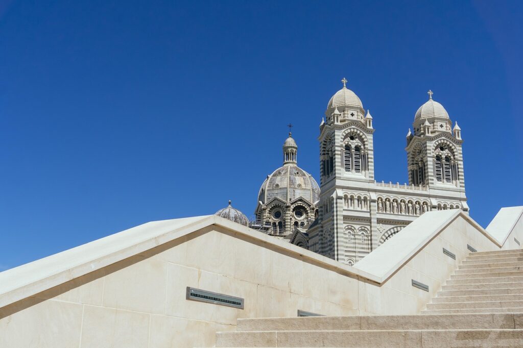 Katedral kulesine çıkan dar taş merdiven
