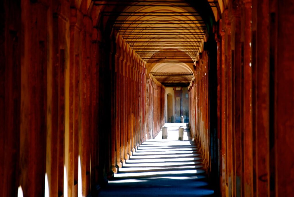 Bologna'daki San Luca yolunun kemerli yürüyüş güzergâhı