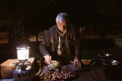 Sonbahar sonunda Avrupa kasabasında kavrulmuş kestane satan bir tezgâh