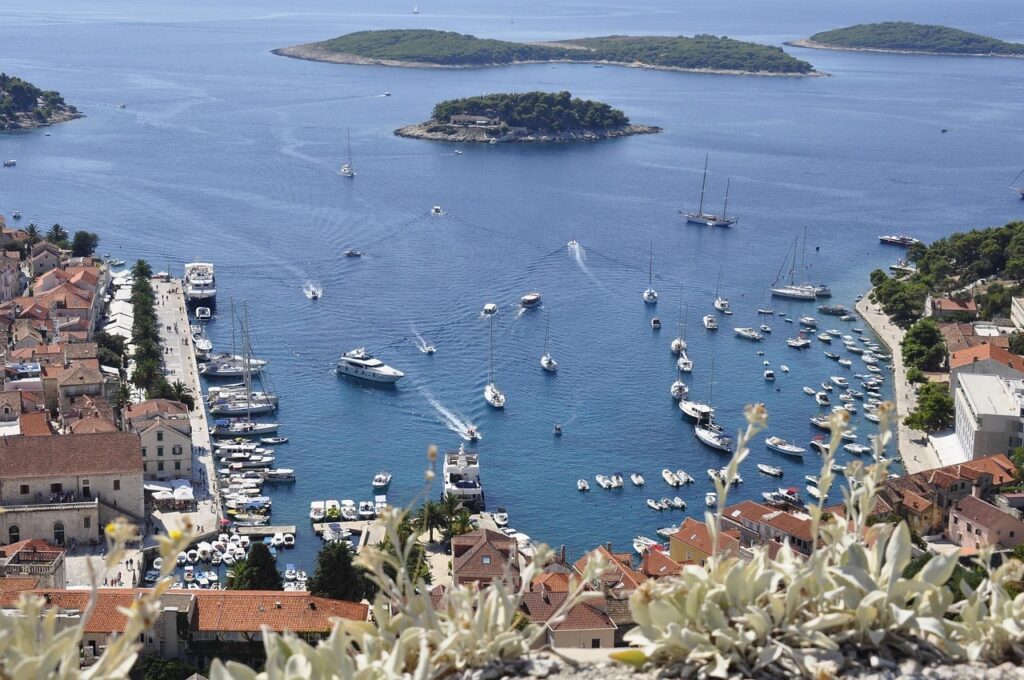Hvar Adası limanında demirli tekneler