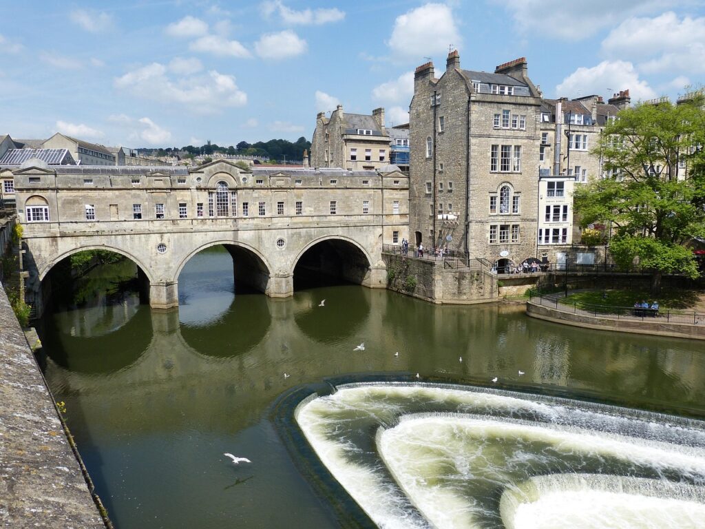Bath'ta Avon Nehri üzerinde iki yanı dükkanlı Pulteney Köprüsü