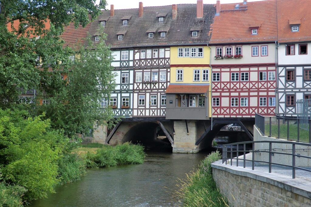 Erfurt'ta Krämerbrücke üzerinde sıralanan ortaçağ evleri