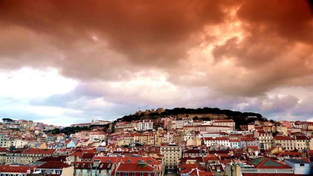 Lizbon'da Alfama'nın kiremit çatıları ve Tagus Nehri, gün batımında