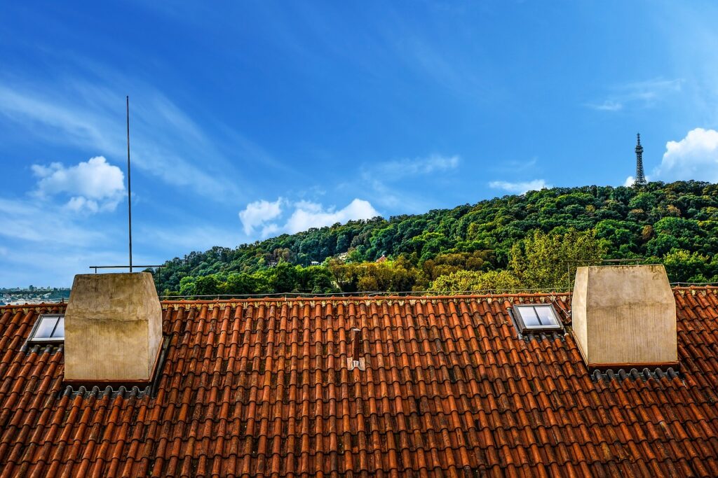 Prag'da Petřín Tepesi'nden Vltava Nehri ve Küçük Taraf manzarası