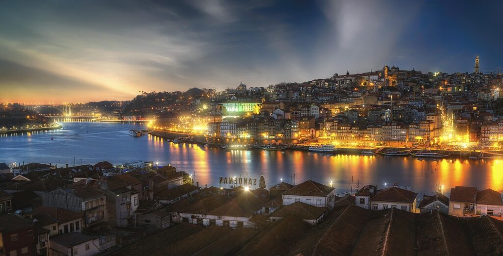 Porto'da Clérigos Kulesi'nin dar merdivenleri ve şehrin çatıları