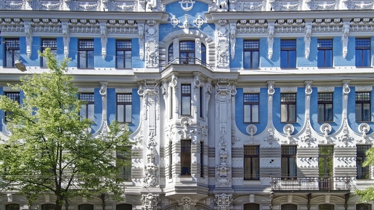 Riga'da kıvrımlı Art Nouveau cepheleri ve renkli balkonlarıyla bir sokak görünümü