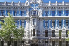 Riga'da kıvrımlı Art Nouveau cepheleri ve renkli balkonlarıyla bir sokak görünümü