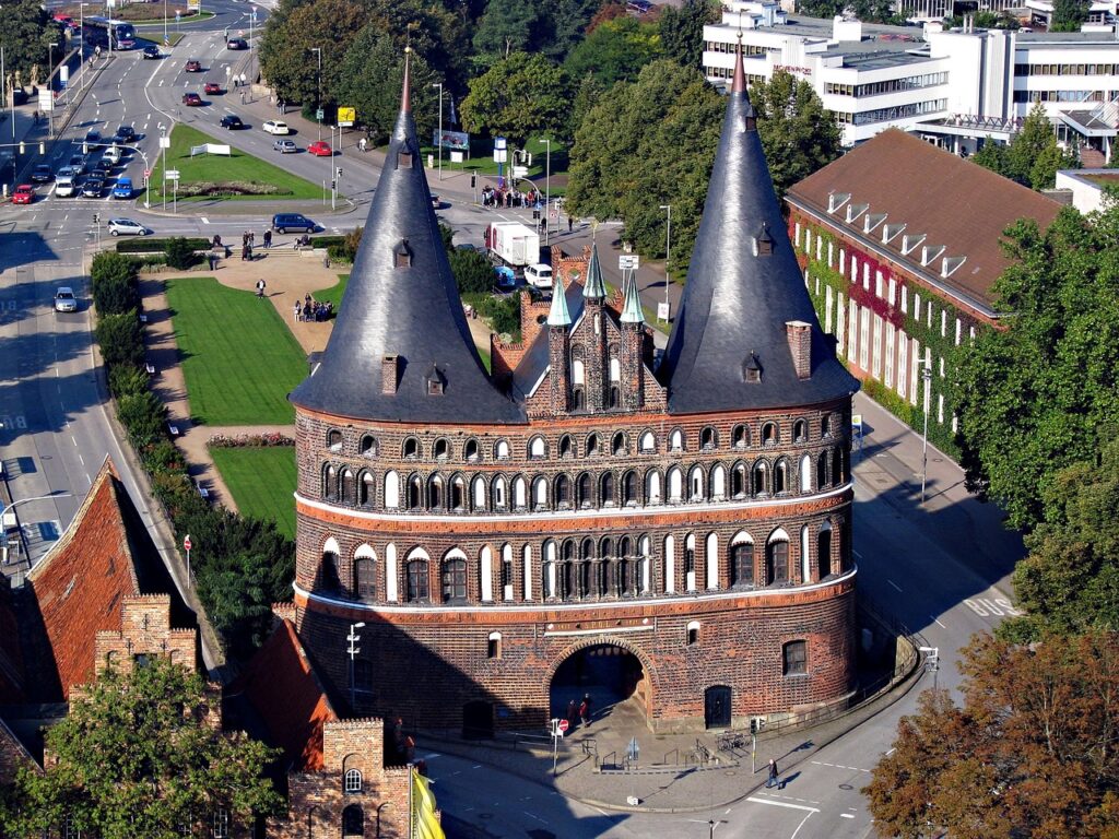 Lübeck'te tuğla Gotik Holstentor kapısı