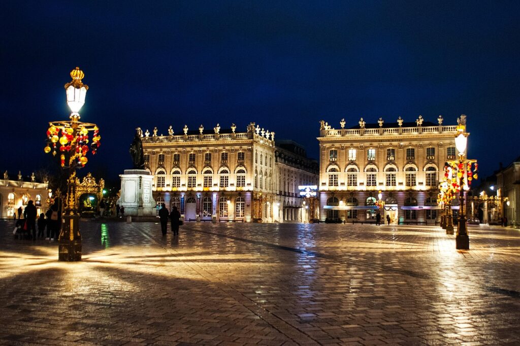 Nancy'deki Place Stanislas meydanının altın rengi parmaklıkları