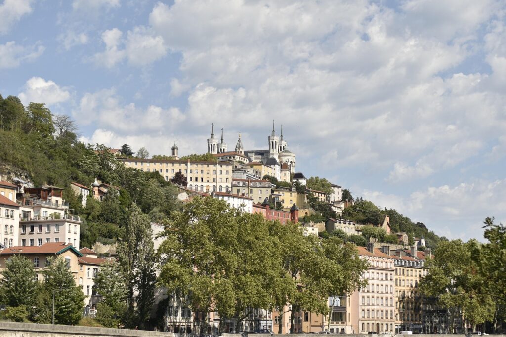 Lyon'da Vieux Lyon sokaklarındaki gizli bina geçidi