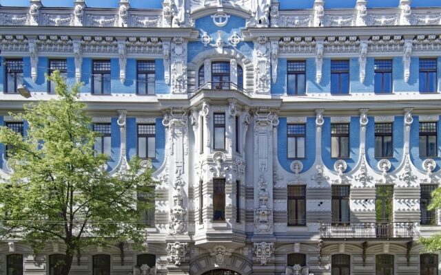 Riga'da kıvrımlı Art Nouveau cepheleri ve renkli balkonlarıyla bir sokak görünümü