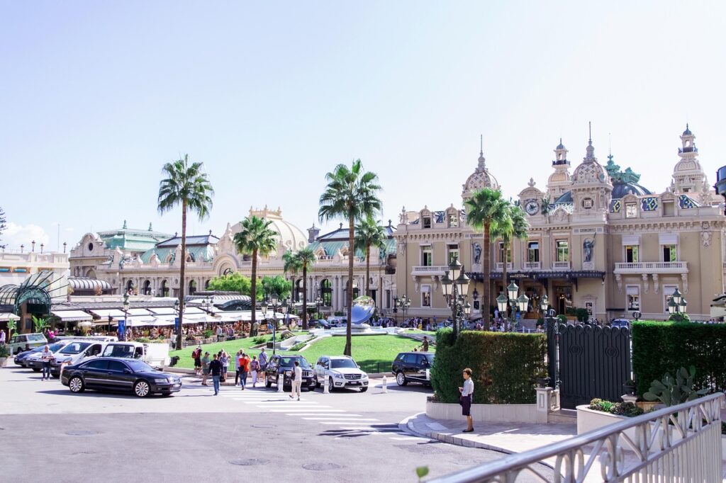 Monte Carlo'daki tarihi kumarhane binası