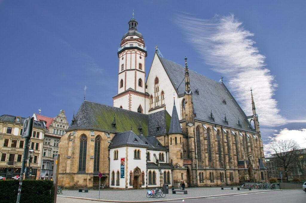 Leipzig Thomaskirche içinde Bach ile anılan tarihi org ve kilise mekânı