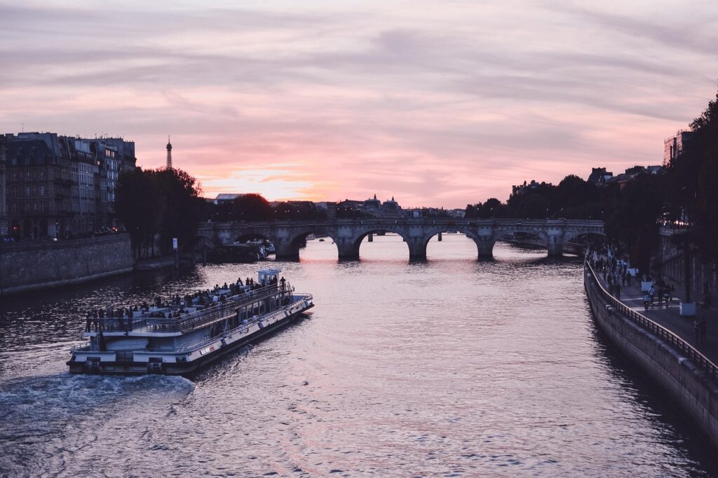 Seine Nehri üzerinde Paris simgelerini gösteren tekne turu