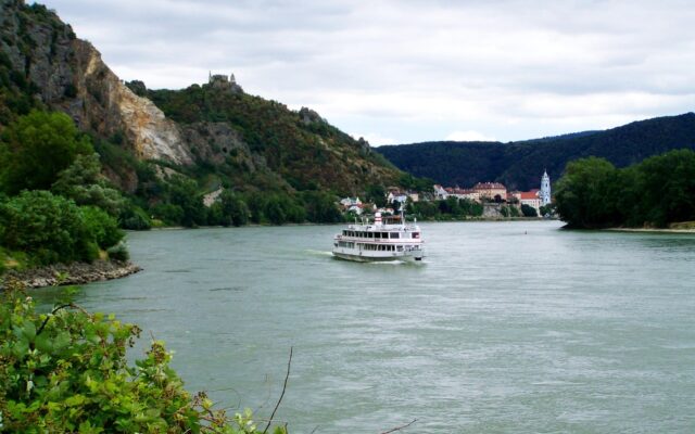Avrupa nehir gezisi sırasında kıyıdaki bağlar ve tarihi kasabaların manzarası