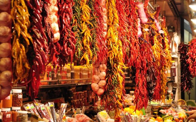 Avrupa'da renkli meyve ve sebze tezgâhlarıyla dolu bir pazar yeri