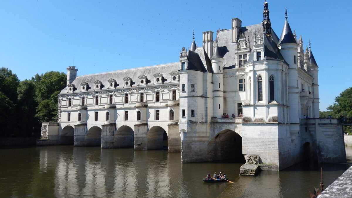 Loire Vadisi'nde nehir üzerine kurulu Chenonceau Şatosu ve çevresindeki yeşil bahçeler