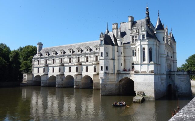 Loire Vadisi'nde nehir üzerine kurulu Chenonceau Şatosu ve çevresindeki yeşil bahçeler
