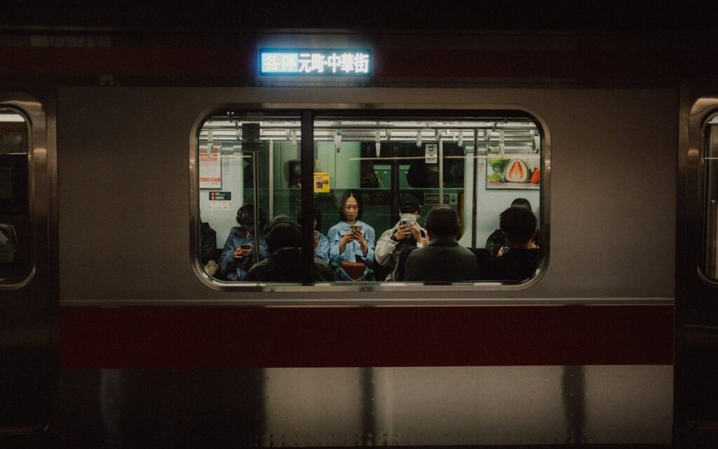 Avrupa şehrinde metro istasyonunda yolcular, toplu taşıma hakkının önemini anlatan görsel