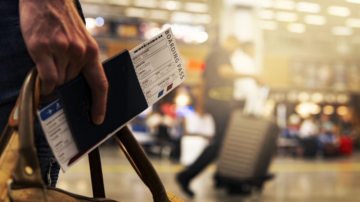 Pasaport, bilet ve not defterinin yer aldığı Avrupa seyahat belgeleri hazırlığı