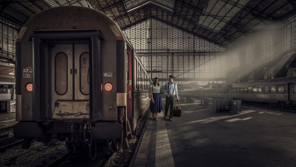Avrupa'da tren yolculuğu için bekleyen gezginler